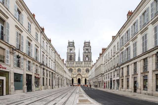 Photo de la cathédrale d'Orléans - Photo de Volker Meyer: https://www.pexels.com/fr-fr/photo/france-monument-rue-building-5920961/
